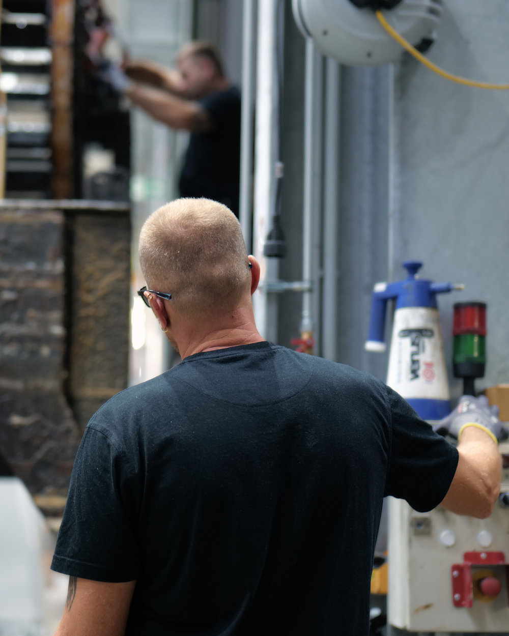 Mann arbeitet in einer Fabrik.