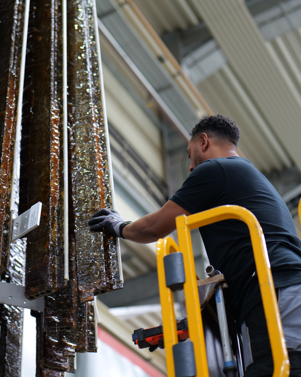 Mann arbeitet mit Metallteilen.