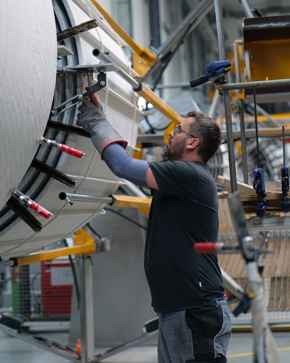 Arbeiter montiert große Maschine