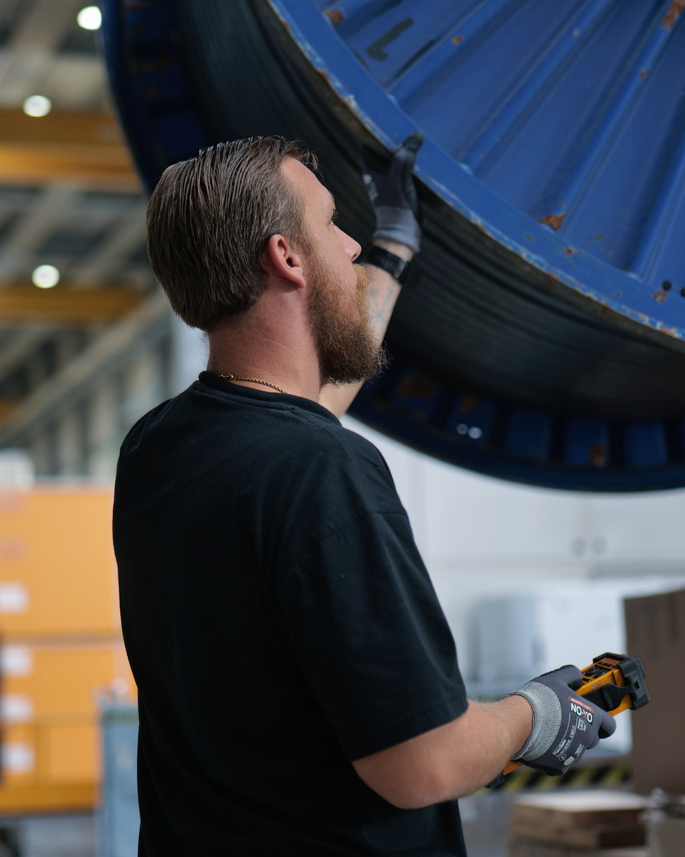Mann arbeitet mit großer Maschine